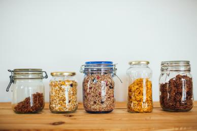 5 reusable glass jars with different grains and pulses in them