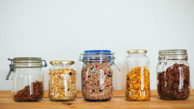 5 reusable glass jars with different grains and pulses in them